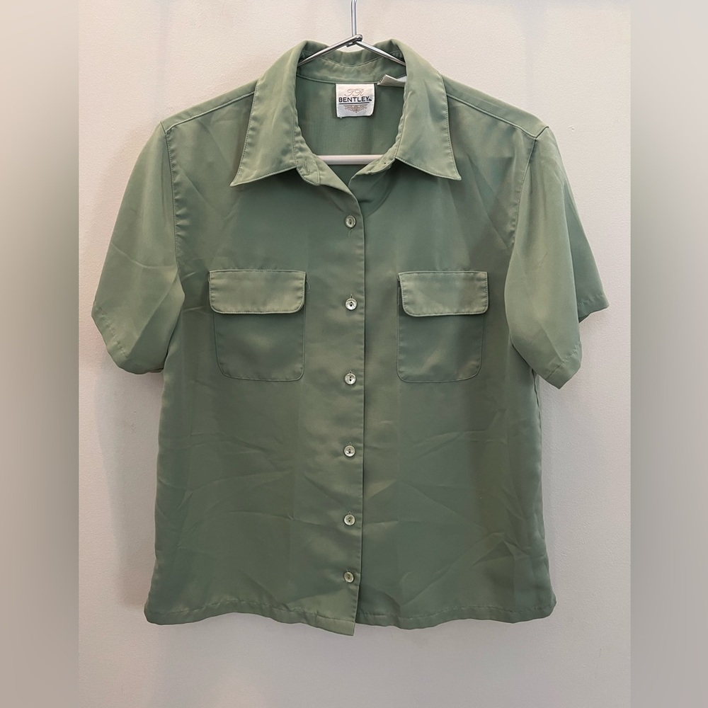 TR Bentley Women’s Green Short Sleeve Button-Up Shirt Size Small